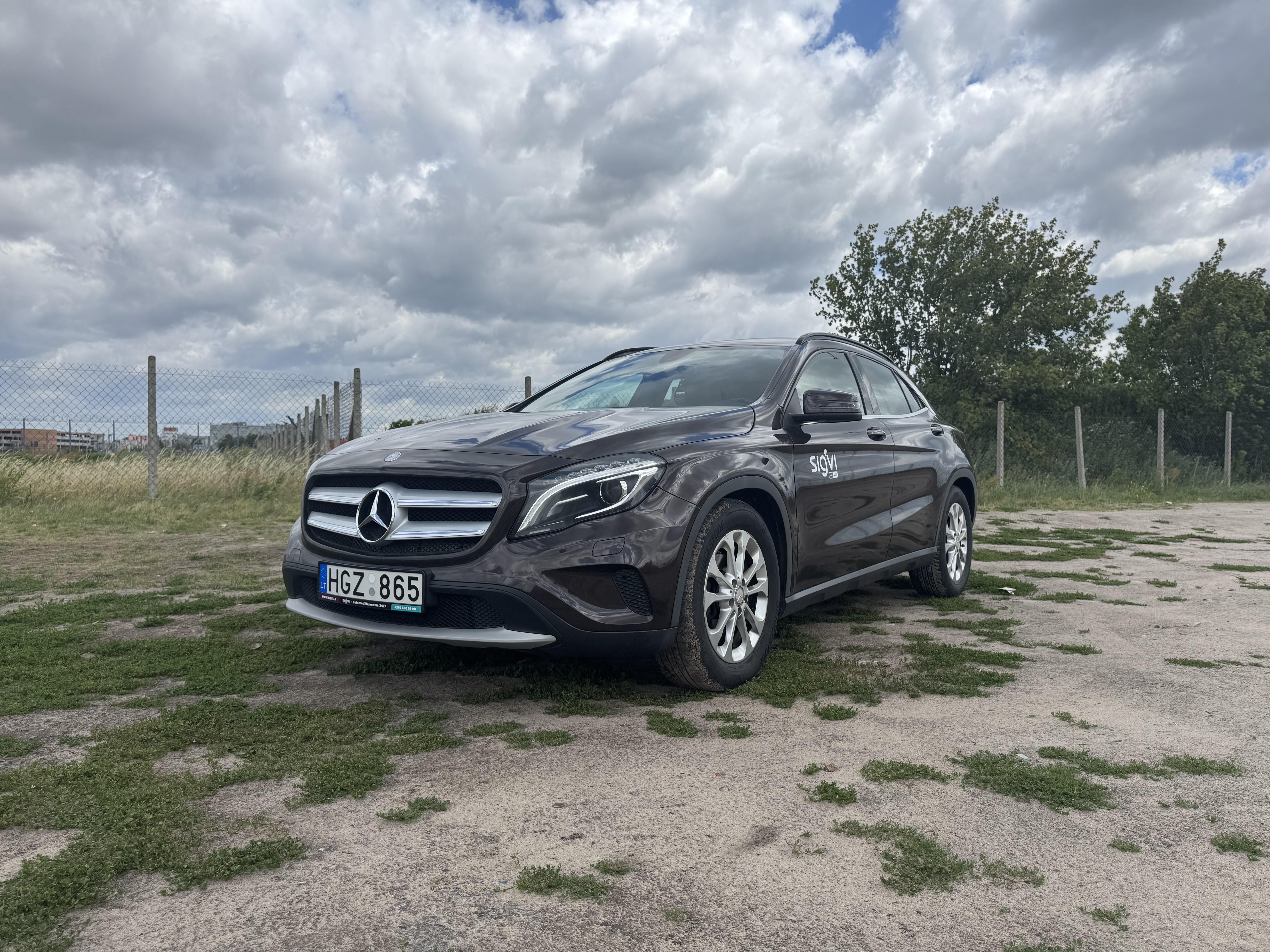 Mercedes-Benz GLA 200 car rental